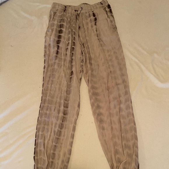 Pants - Sneak print pants. Linen feeeling material.